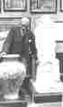 Sir Arthur Evans fotografiado en 1936 en una exposicin de antigedades griegas, rodeado de objetos del palacio minoico de Cnosos, que l mismo haba excavado. A la derecha, una reproduccin del trono de Minos, rey legendario de Cnosos y guardin del Minotauro. La civilizacin minoica desapareci tan rpidamente que se la considera posible fuente de la leyenda de la Atlntida.